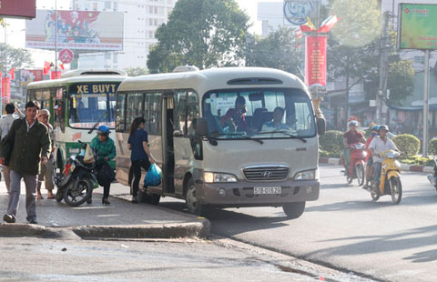 Xe đón khách trước khu vực Trung tâm Siêu thị Co.op mart Buôn Ma Thuột.